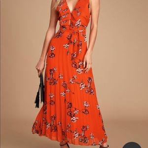 Lulus red orange floral print pleated chiffon maxi dress